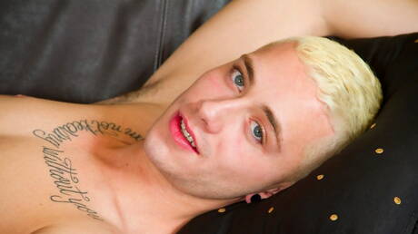 Il bel ragazzo americano Ace Lockheart gioca con il suo cazzo