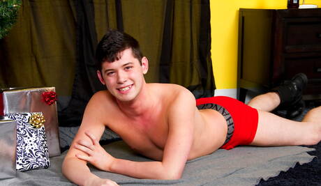 Młody Amerykanin Chase Young masturbuje się zabawką erotyczną