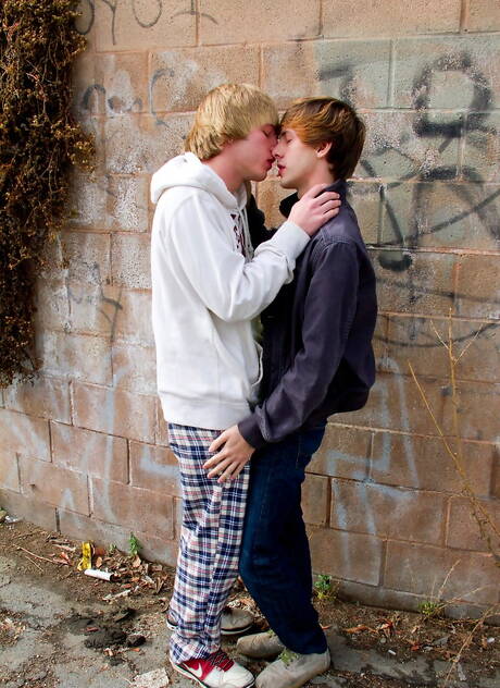 アメリカの若いショーン・ロビンスとトゥインクのザック・オコナーは、外でチンコをしゃぶった後にアナルファックする