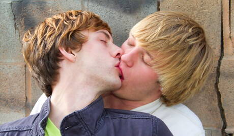 アメリカの若いショーン・ロビンスとトゥインクのザック・オコナーは、外でチンコをしゃぶった後にアナルファックする