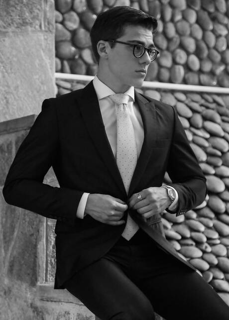 Der kräftige Amerikaner Blake Mitchell hat Spaß am Pool