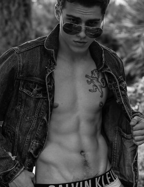 Der kräftige Amerikaner Blake Mitchell hat Spaß am Pool