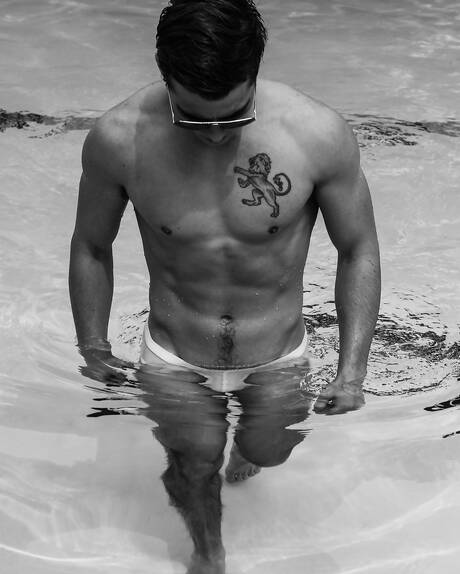 Der kräftige Amerikaner Blake Mitchell hat Spaß am Pool