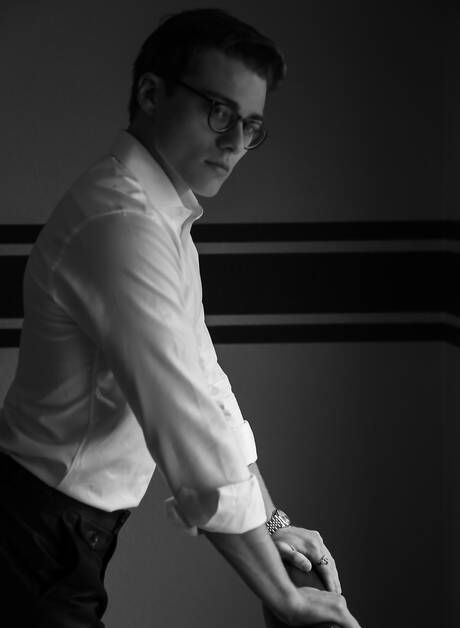 Der kräftige Amerikaner Blake Mitchell hat Spaß am Pool