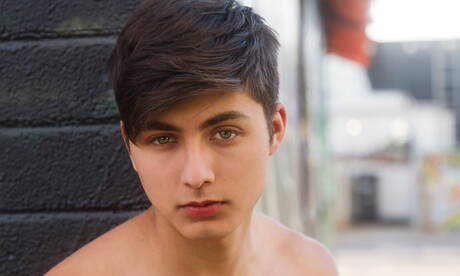 El hermoso chico latino Angel Rivera posando desnudo al aire libre