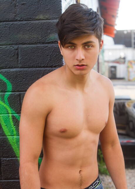 El hermoso chico latino Angel Rivera posando desnudo al aire libre