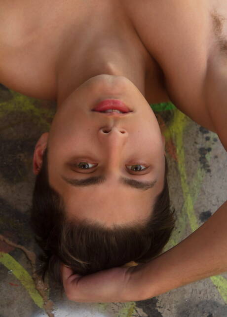 El hermoso chico latino Angel Rivera posando desnudo al aire libre