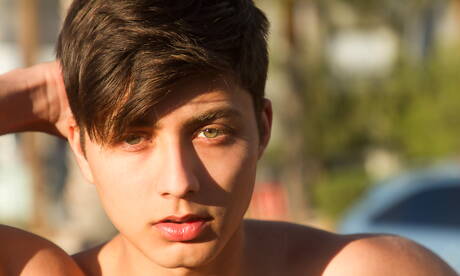 El hermoso chico latino Angel Rivera posando desnudo al aire libre