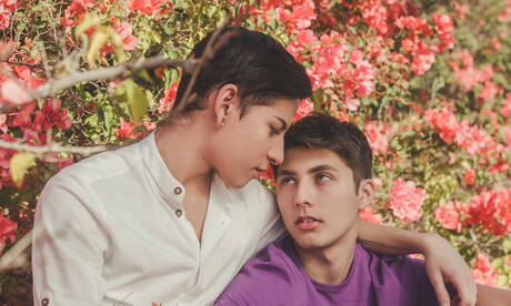 Latino-Hübschjunge Aiden Garcia und der junge Amerikaner Angel Rivera zeigen im Freien einen schönen Körper