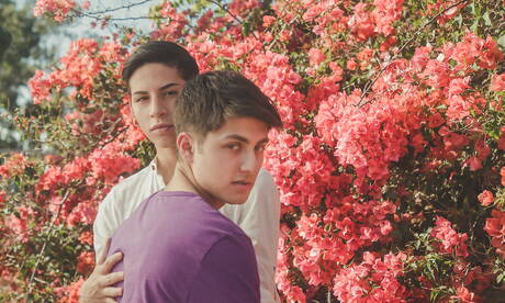 Latino-Hübschjunge Aiden Garcia und der junge Amerikaner Angel Rivera zeigen im Freien einen schönen Körper