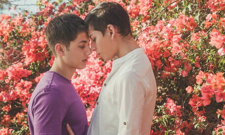 Latino-Hübschjunge Aiden Garcia und der junge Amerikaner Angel Rivera zeigen im Freien einen schönen Körper