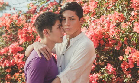 Latino pretty boy Aiden Garcia and american young Angel Rivera shows a beautiful body outdoor