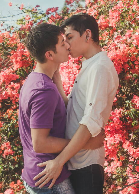 Latino-Hübschjunge Aiden Garcia und der junge Amerikaner Angel Rivera zeigen im Freien einen schönen Körper