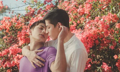 Latino-Hübschjunge Aiden Garcia und der junge Amerikaner Angel Rivera zeigen im Freien einen schönen Körper