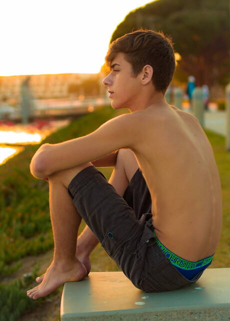 American hot twink Joey Mills shows a beautiful body at the pool