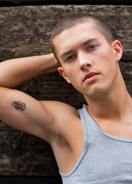 Le beau garçon américain Sean Ford se met nu et montre ses fesses chaudes à l