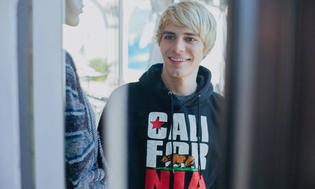 Amerikaanse jonge kerel Kyle Ross kleedt zich uit en laat zijn hete kont buiten zien