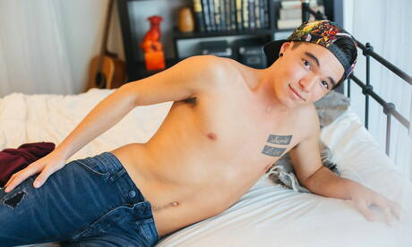 Le minet américain Jackson Clark pose nu et montre son cul chaud