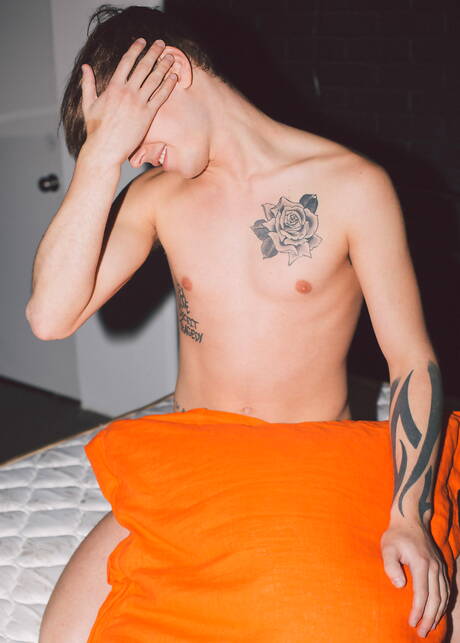 Der hübsche amerikanische Junge Alex Killborn zieht sich aus und zeigt seinen knackigen Hintern unter der Dusche