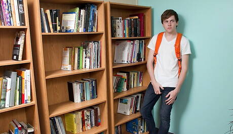 El joven estadounidense Kurt Summers y el guapo Alexander Van De Kamp en una follada anal muy caliente