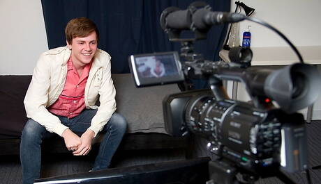 El jovencito americano Kurt Summers se masturba con un juguete