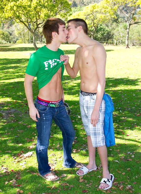 Zwei amerikanische Jungs, der schöne Jacobey London und der junge Brayden White ficken sich in den Arsch, nachdem sie draußen gelutscht haben