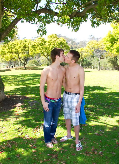 Zwei amerikanische Jungs, der schöne Jacobey London und der junge Brayden White ficken sich in den Arsch, nachdem sie draußen gelutscht haben