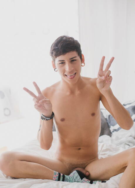 Der junge Latino Aiden Garcia zieht sich aus und zeigt seinen Arsch