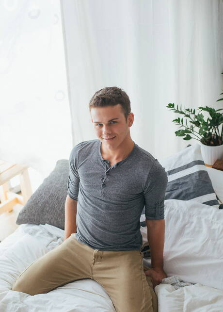 Le beau mec américain Elliott Grey se met nu et montre son cul