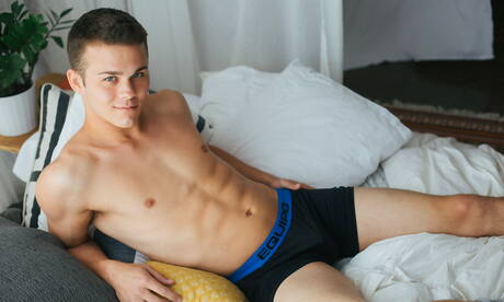 Le beau mec américain Elliott Grey se met nu et montre son cul