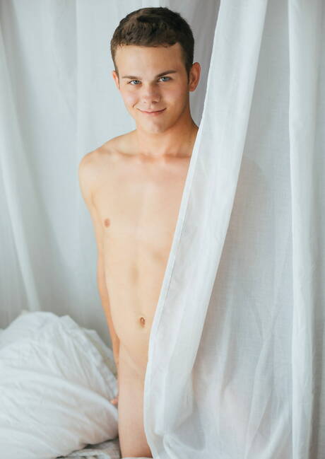 Le beau mec américain Elliott Grey se met nu et montre son cul