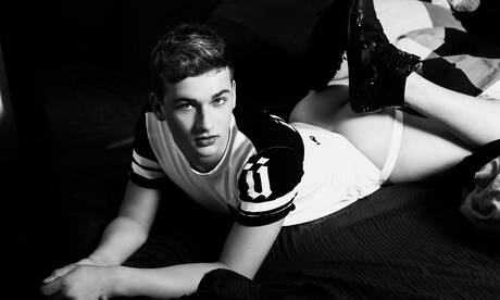 El hermoso chico estadounidense Bastian Hart posando desnudo y mostrando su trasero en el baño