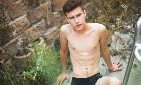 Der kräftige Nate Morgan posiert nackt und zeigt seinen Hintern im Freien