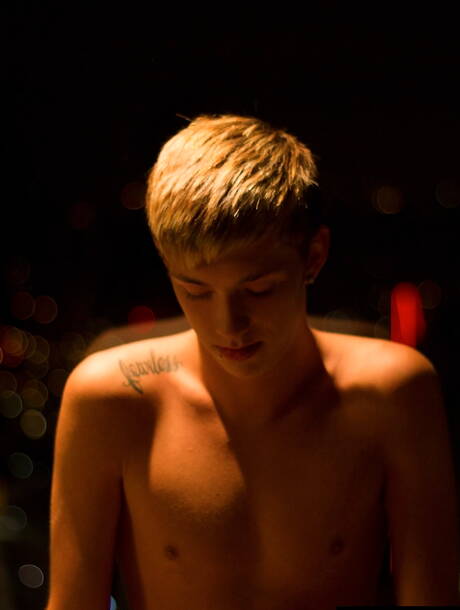 美國小伙子 Luke Allen 在戶外挑逗他的雞巴