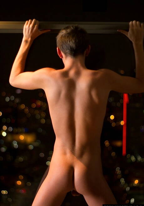 美國小伙子 Luke Allen 在戶外挑逗他的雞巴