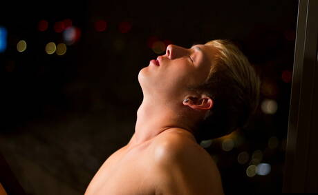 美國小伙子 Luke Allen 在戶外挑逗他的雞巴