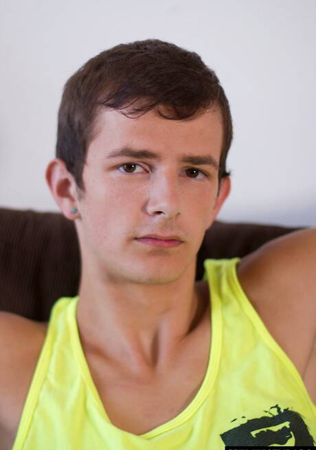 Der heiße amerikanische Twink Jasper Robinson masturbiert