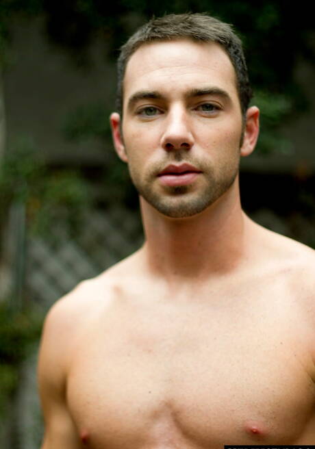 Helix Studios: American beefcake Hayden Clark shows a well-build body outside