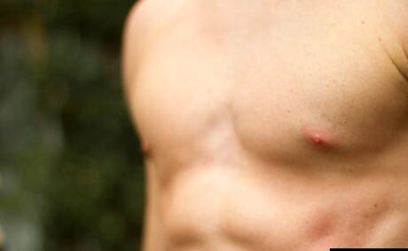 Der amerikanische Muskelprotz Hayden Clark zeigt draußen einen gut gebauten Körper