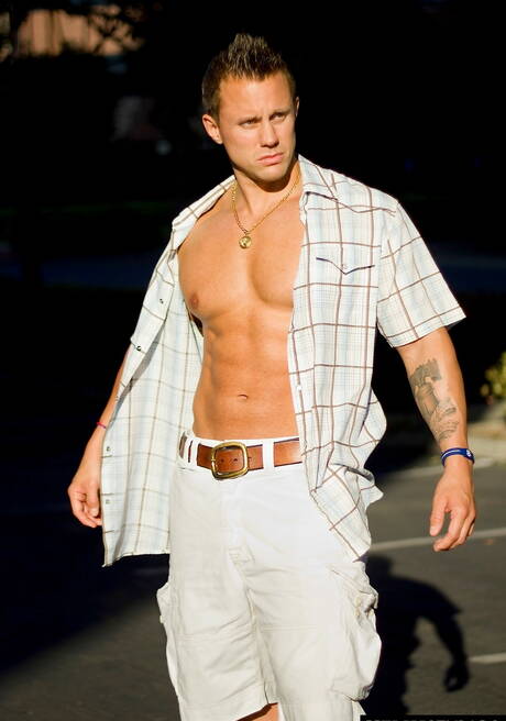 De knappe Dean Coxx heeft een hete trio seks in de buitenlucht