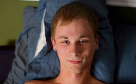 Le jeune garçon Hunter Starr taquine sa bite