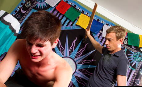 Amerykański husky Jeff Sterne i przystojny chłopak Christian w scenie bicia w tyłek