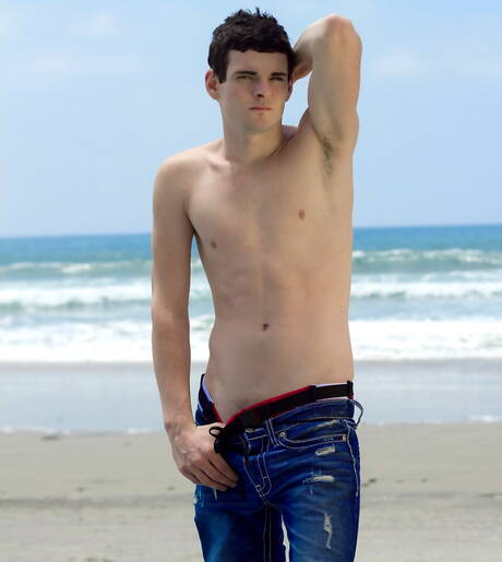 Der heiße italienische Twink Marco Russo posiert nackt am Strand