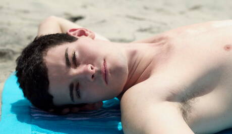 Der heiße italienische Twink Marco Russo posiert nackt am Strand