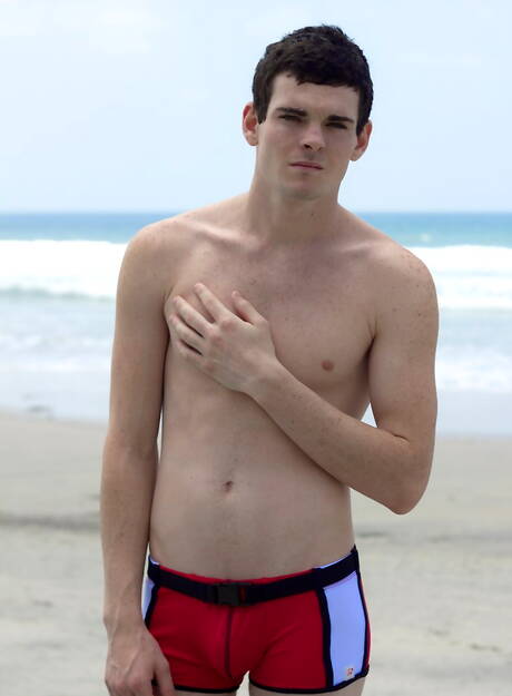 Der heiße italienische Twink Marco Russo posiert nackt am Strand