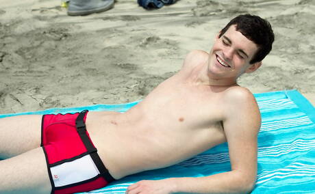 Der heiße italienische Twink Marco Russo posiert nackt am Strand