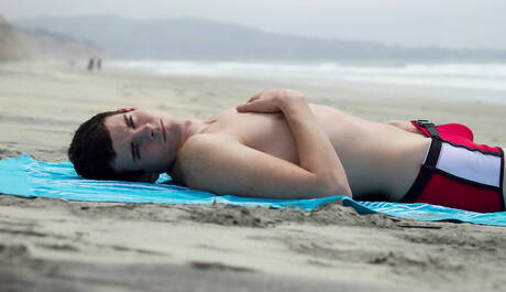Der heiße italienische Twink Marco Russo posiert nackt am Strand