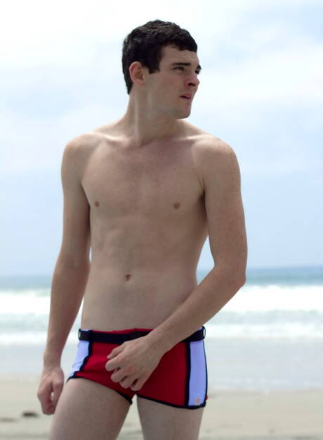 Der heiße italienische Twink Marco Russo posiert nackt am Strand