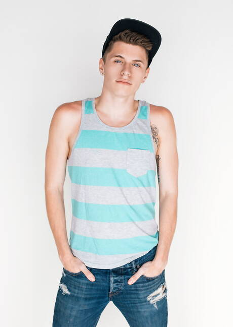 O americano bem constituído Troy Accola posando nu e mostrando sua bunda