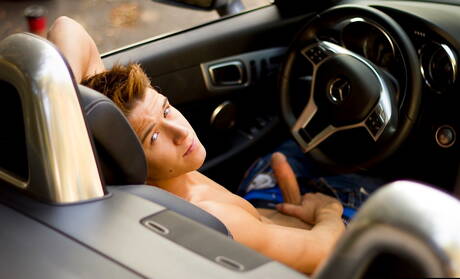 Amerikaanse hete twink Evan Parker poseert naakt buiten